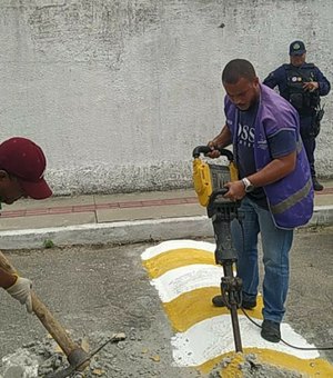 Prefeitura remove quebra-molas irregulares no Barro Duro