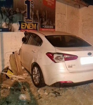 Veículo invade residência em acidente no Alto Cruzeiro