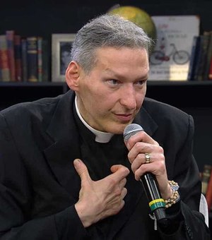 'Bendito empurrão': padre Marcelo Rossi diz ver novo sentido à vida