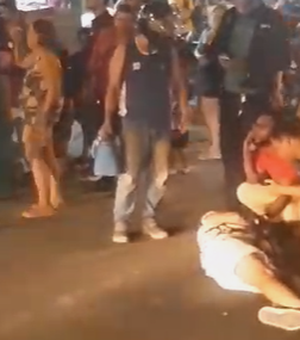 [Vídeo] Homem empina moto e atropela mulher no Eustáquio Gomes