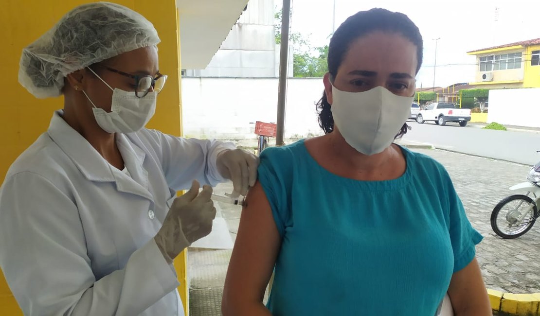 São Luís do Quitunde inicia vacinação de pessoas com 45 anos