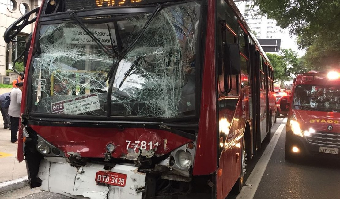 Acidente entre ônibus deixa 15 feridos em São Paulo