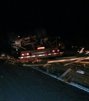 Caminhão carregado de madeira tomba na BR-101, em Jequiá da Praia