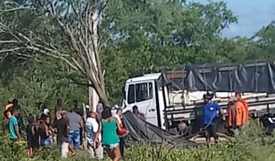 Idoso de bicicleta é atropelado por caminhão em Delmiro e fica em estado grave