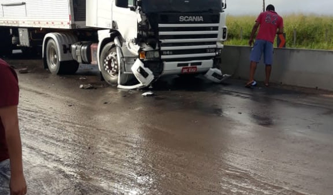 Condutor de picape faz conversão irregular e é atingido por carreta em Arapiraca