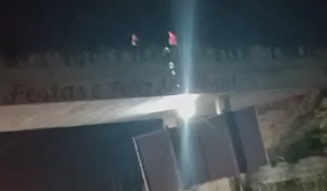 PM e Corpo de Bombeiros impedem que mulher pule de viaduto em Palmeira