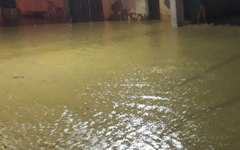 Águas da chuva invadiram as ruas de Japaratinga
