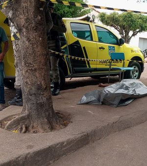 Após beber em praça pública, homem cai em calçada e morre em Arapiraca