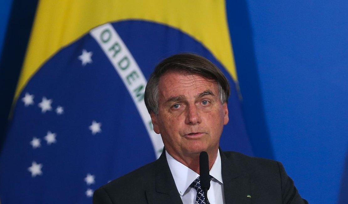 Vantagem de Lula sobre Bolsonaro cai para 8 pontos, diz pesquisa