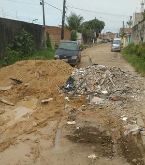 Entulhos e buracos impedem circulação de carros em via do Tabuleiro do Martins
