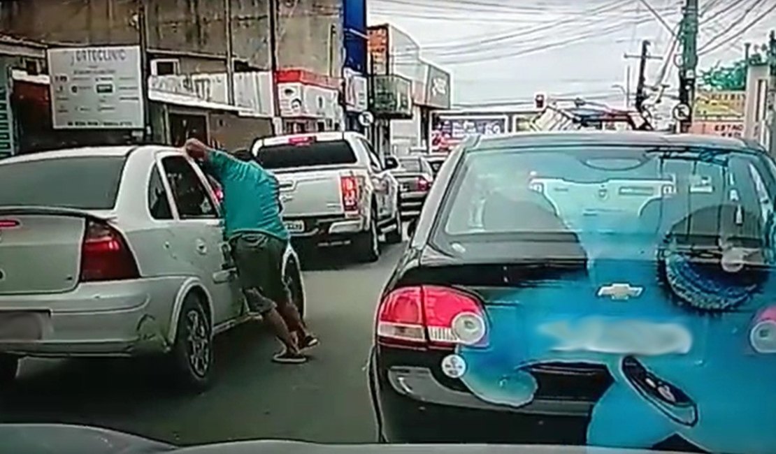 [Vídeo] Homem dá facadas em taxista no Tabuleiro dos Martins