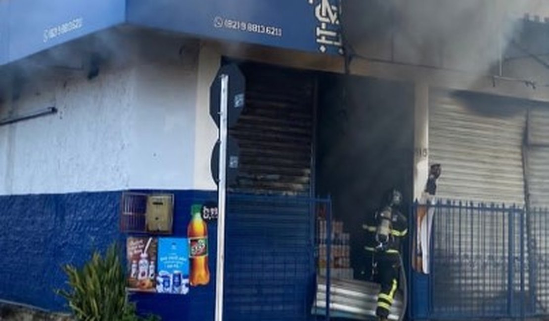 Incêndio em mercadinho na Ponta Grossa assusta população