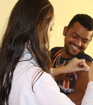Pessoas em situação de rua recebem vacinação contra gripe em Arapiraca 