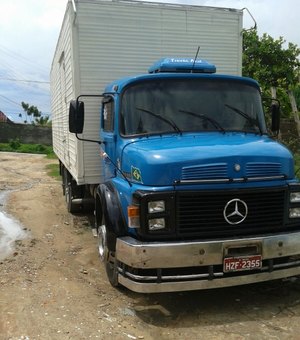 Caminhão é roubado em Arapiraca e criminosos abandonam vítimas no Sertão