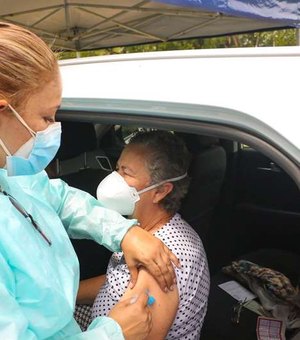 Com recorde de mortes, Bolsonaro reduz entrega de 10 mi de doses de vacinas