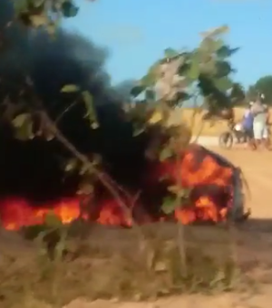 [Vídeo] Carro pega fogo e mobiliza Corpo de Bombeiros na Ecovia Norte