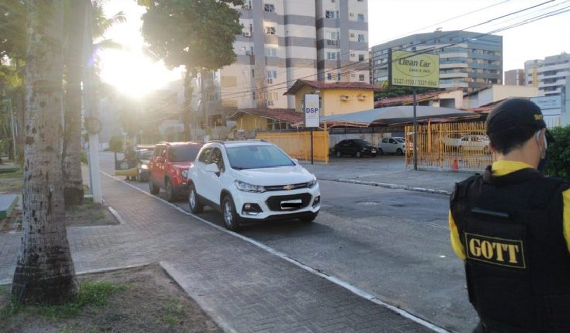 Em Maceió, 299 veículos são autuados por descumprirem decreto
