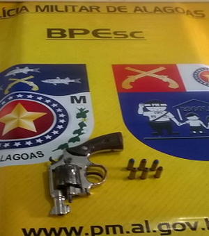 Polícia apreende arma de fogo e motocicleta roubada na Santa Lúcia