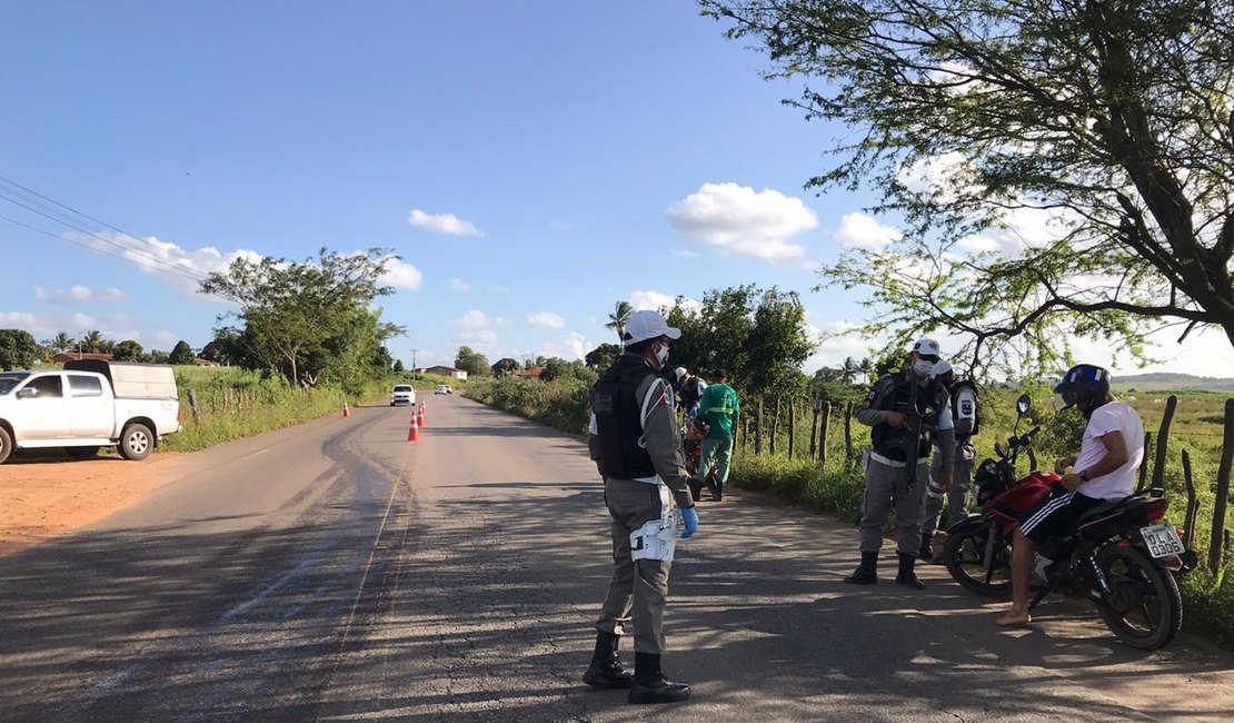 BPRv aborda inabilitados, motociclistas sem capacete e veículos são removidos em operação no Agreste