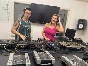 Andressa Urach está estudando para ser DJ ao lado do filho