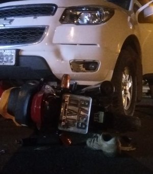 Colisão entre caminhonete e moto deixa ferido na AL-110, em Arapiraca