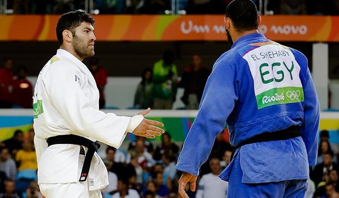 Judoca que se recusou a cumprimentar israelense é excluído da Rio-2016