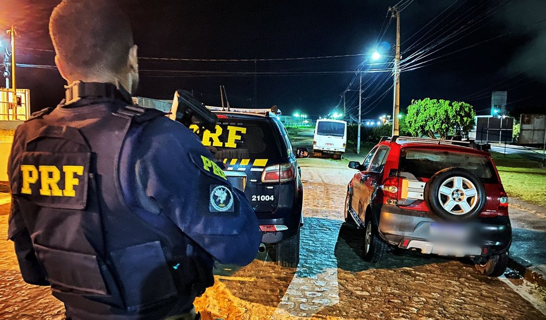 PRF recupera veículo roubado na BR-104, em São José da Laje