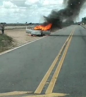 Carro incendeia na BR-101, em São Sebastião