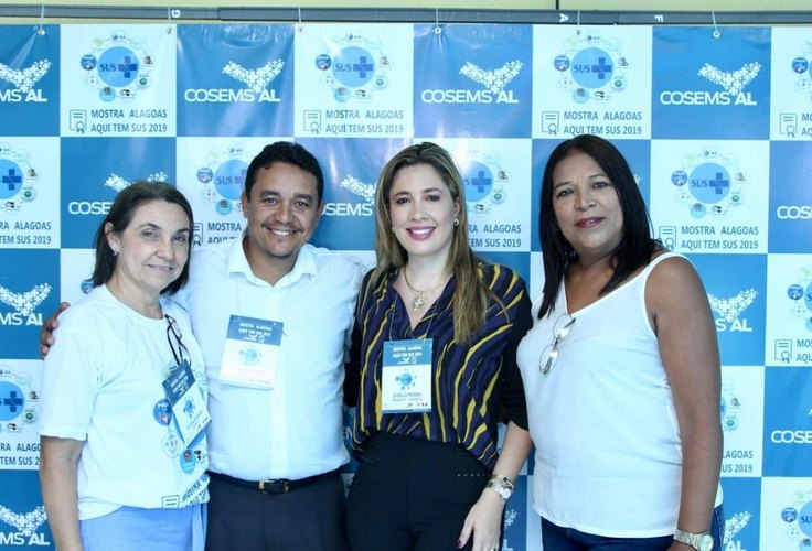  Iniciativa Pioneira:  Izabelle Pereira, presidente do COSEMS, comemora o sucesso da I Mostra Alagoas Aqui Tem SUS