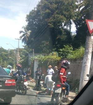 Óleo espalhado na pista derruba motociclista na Avenida Leste-Oeste