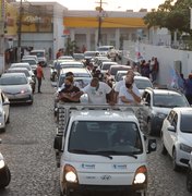 Tarcizo Freire, candidato a prefeito de Arapiraca, compartilha propostas durante carreata no bairro Brasília