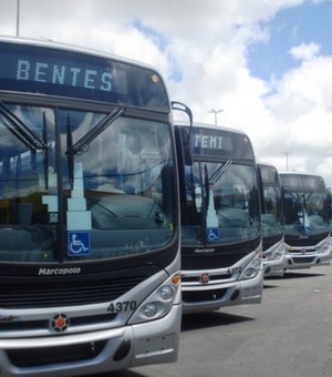 Ônibus é incendiado no terminal do Eustáquio Gomes, em Maceió 