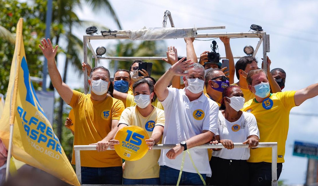 Alfredo Gaspar percorre os bairros da parte alta, e baixa de Maceió durante carreata