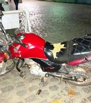 Polícia prende acusado de cometer assalto à residência com motocicleta roubada