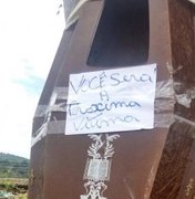 Caixão com mensagem em árvore assusta moradores de Palmeira dos Índios: 'Você será a próxima vítima'