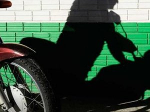 Proprietário tem moto furtada em frente de casa no centro de Igaci