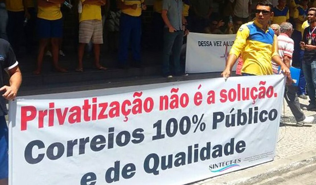 Funcionários dos Correios discutem greve contra a privatização