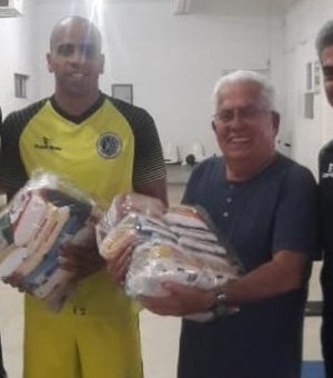 Jogadores do ASA doam alimentos para instituição e funcionários do clube