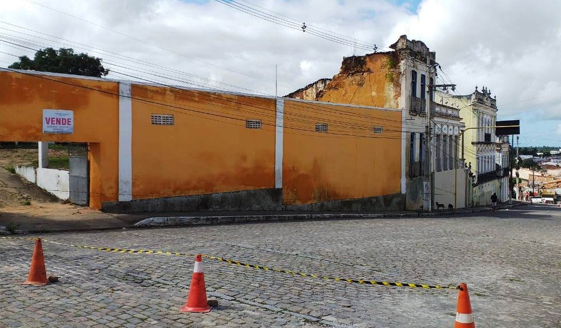 Rua do Centro Histórico de Penedo é interditada após risco de desabamento de imóvel