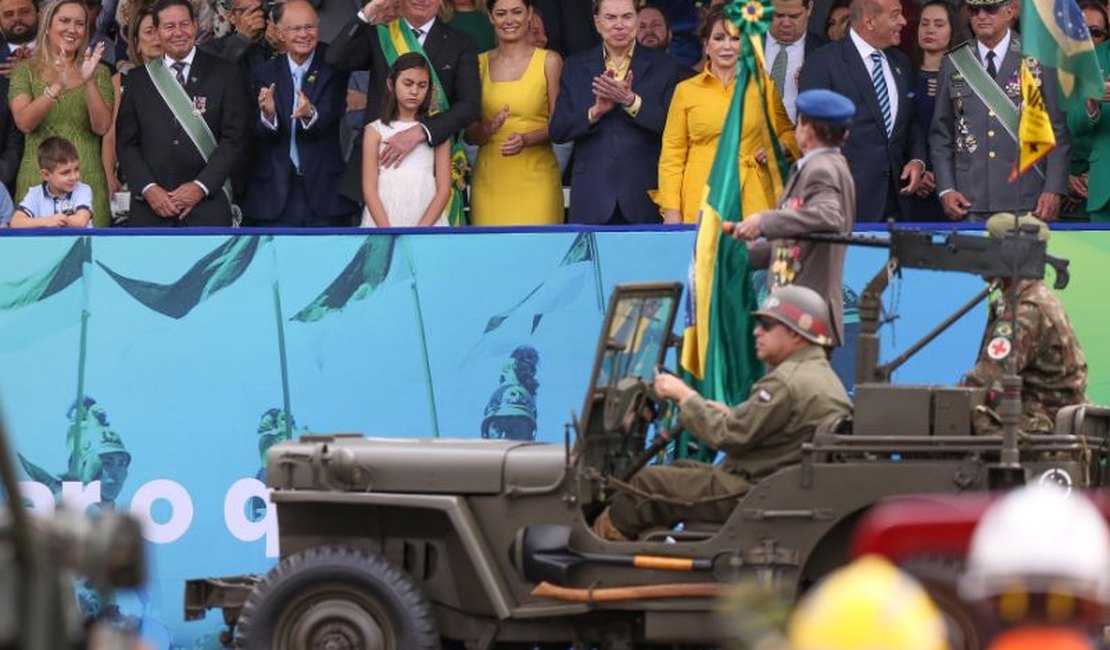 Bolsonaro quebra protocolo, prestigia Moro e recebe empresários em desfile