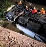 Caminhão cai de ponte e motorista morre na BR-101 