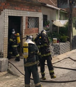 Incêndio destrói quarto de casa no Jacintinho
