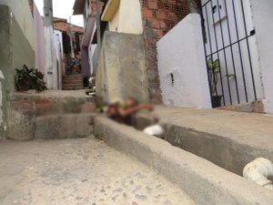 Traficante é executado a tiros e tem corpo jogado em vala de esgoto