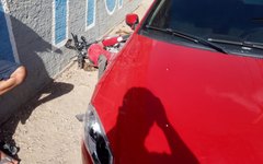 Condutor perde controle de carro e colide em moto em Arapiraca