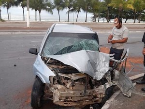 Colisão entre carro e carreta deixa homem preso às ferragens no Jaraguá