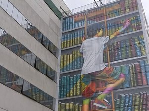 Kobra cria mural inspirado em obras literárias como forma de incentivo à leitura no interior de SP
