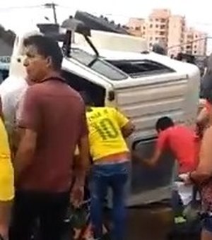 [Vídeo] Caminhão tomba no bairro da Cruz das Almas e condutor fica preso nas ferragens