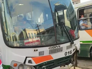 Ônibus fica sem freio e bate em três carros na Ladeira dos Martírios