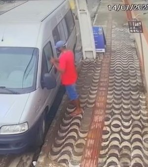 [Vídeo] Em 50 segundos, homem arromba van e furta objetos em Arapiraca