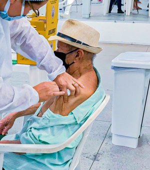Cerca de 250 idosos do grupo prioritário foram vacinados durante o carnaval, em Arapiraca
